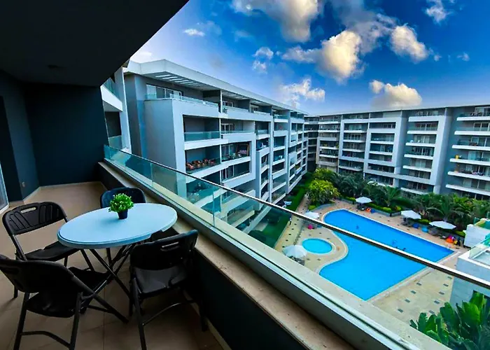 The Expert In Ocean Blue Near Airport - No Pool Access
