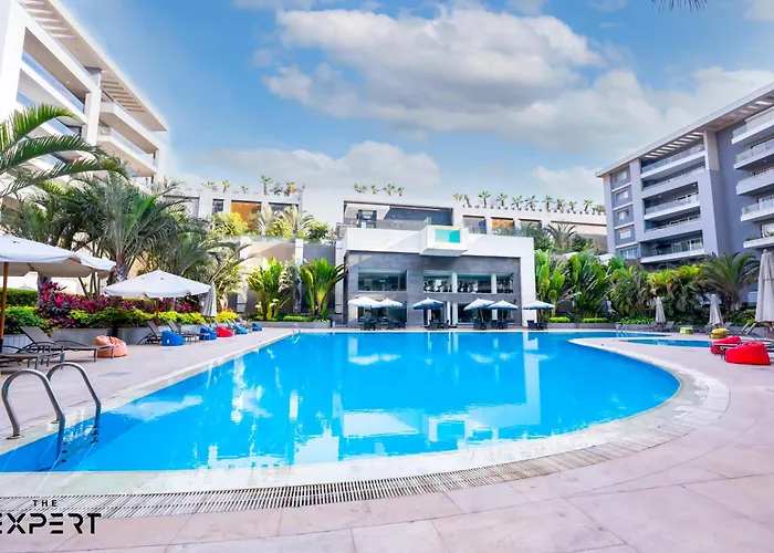 The Expert In Ocean Blue Near Airport - No Pool Access
